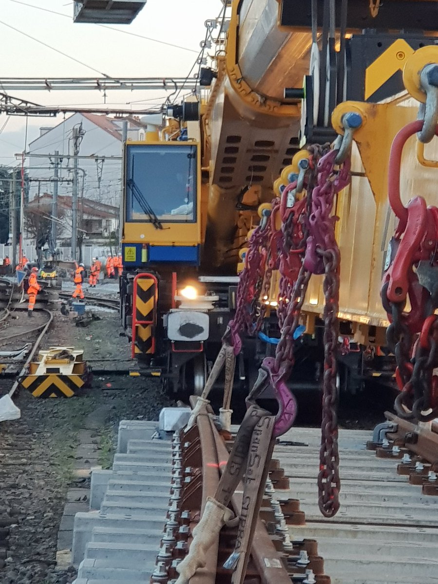 JPhi71's tweet photo. Projet Massy Valenton Est, 1er week-end Tx 2020 Orly, pose d'une nouvelle communication BS 2225A-2225B + 300 m RVB et des forage de pieux.
 + de TGV et + de régularité  pour les trains transiliens #RERC
@itif_travaux @SNCFReseau https://t.co/I4XRvzPb94
