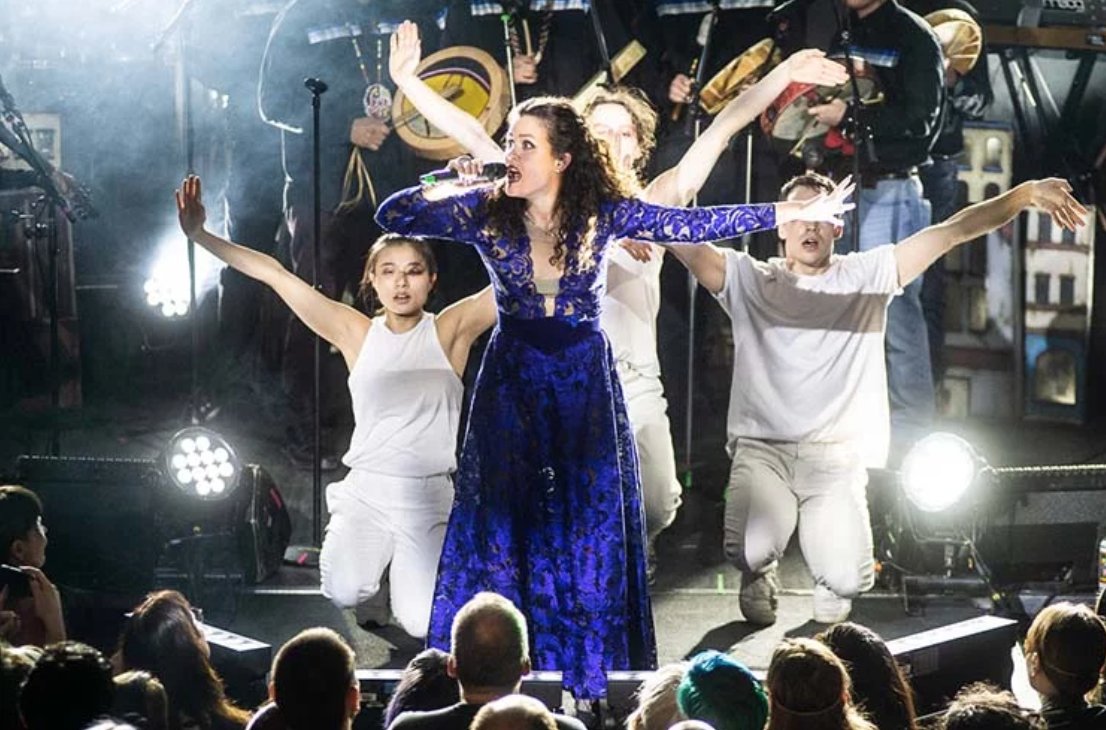 .@iskwe's live show is a gift, one that jolts you to your core, leaving you disoriented, but certain that you'll be okay. Our 9/10 review of last night's Toronto show at the <a href="/modclubtheatre/">Mod Club Theatre</a>: exclaim.ca/music/article/…