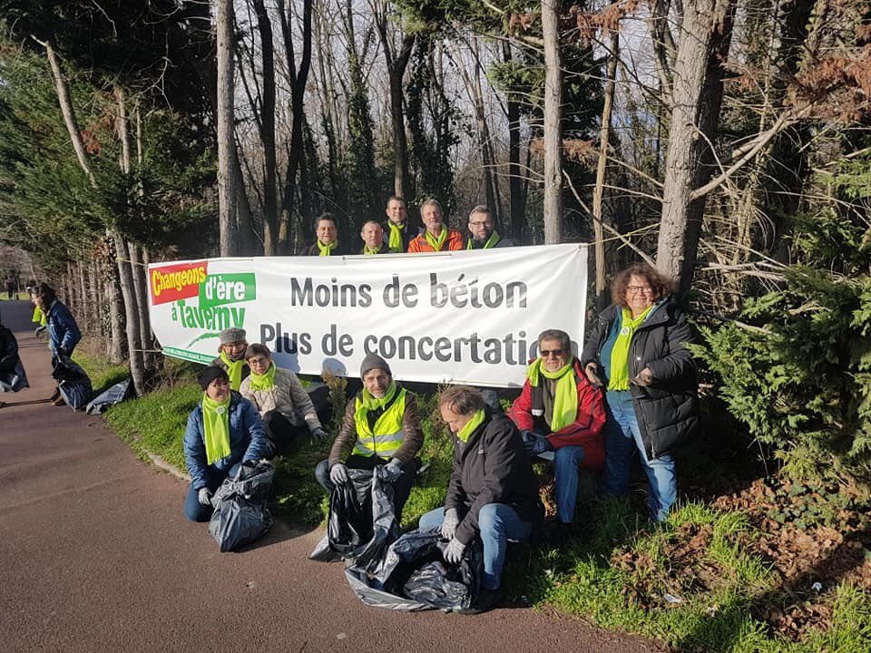 ChangeonsdereT's tweet photo. Préservons l’#environnement : Nous nettoyons le bois des Aulnaies dont nous refusons qu'il soit laissé à l'abandon dans la perspective de son sacrifice partiel pour aménager un rond point de desserte du centre commercial. #ChangeonsdEre à #Taverny avec #ThomasCOTTINET ! #CleanUp https://t.co/7aUQ9e6zvP