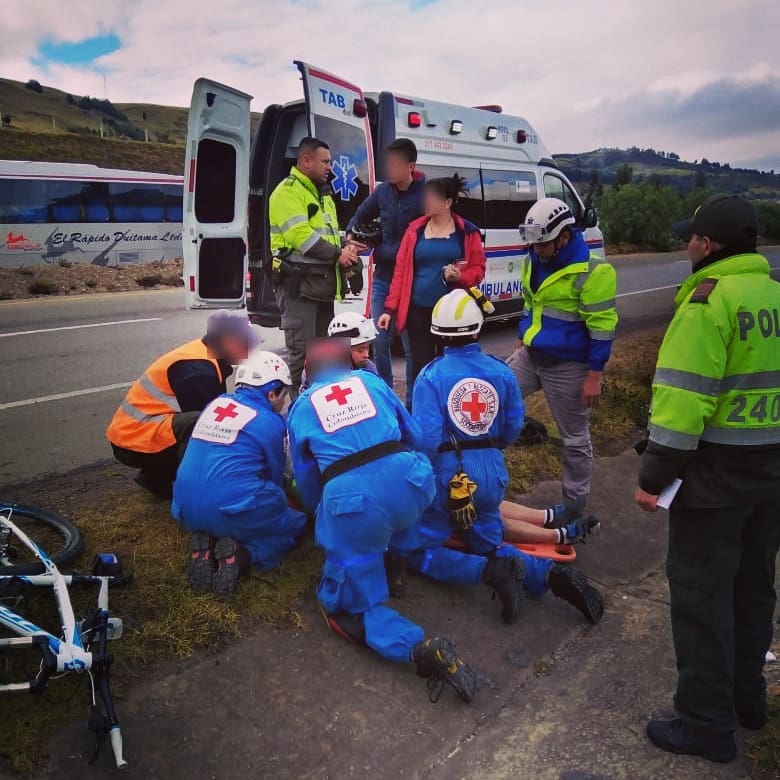 LaIndependenci1's tweet photo. En la vía #Tunja - #Ventaquemada um ciclista fue atropellado por un camión. @cruzrojaboy atendió la emergencia. Una bulancia de la BTS trasladó al lesionado a la Clínica Los Andes. 

📸 @cruzrojaboy https://t.co/EY0kzGk4iz