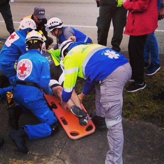LaIndependenci1's tweet photo. En la vía #Tunja - #Ventaquemada um ciclista fue atropellado por un camión. @cruzrojaboy atendió la emergencia. Una bulancia de la BTS trasladó al lesionado a la Clínica Los Andes. 

📸 @cruzrojaboy https://t.co/EY0kzGk4iz
