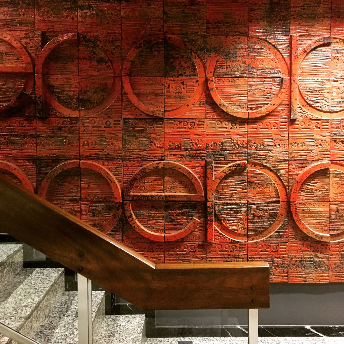 oscardalmau_'s tweet photo. 🤭 1967. Subirachs fa aquest mural ceràmic per al vestíbul de l’edifici mercuri (via augusta/marià cubí). Acaben de carregar-se’l per fer apartaments de luxe. Incomprensiblement no estava protegit. @bcn_ajuntament @patcdiba @patrimonigencat https://t.co/nVz49USUSg