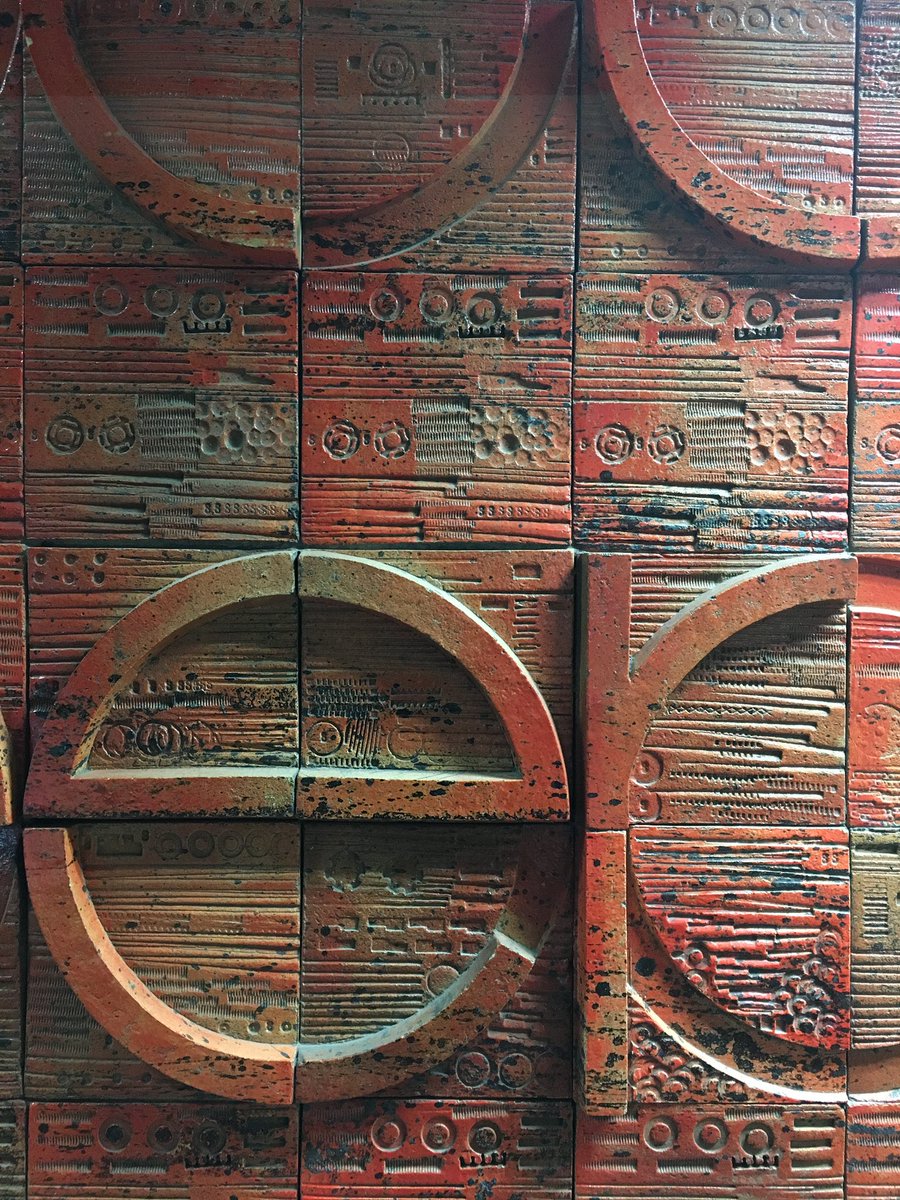 oscardalmau_'s tweet photo. 🤭 1967. Subirachs fa aquest mural ceràmic per al vestíbul de l’edifici mercuri (via augusta/marià cubí). Acaben de carregar-se’l per fer apartaments de luxe. Incomprensiblement no estava protegit. @bcn_ajuntament @patcdiba @patrimonigencat https://t.co/nVz49USUSg