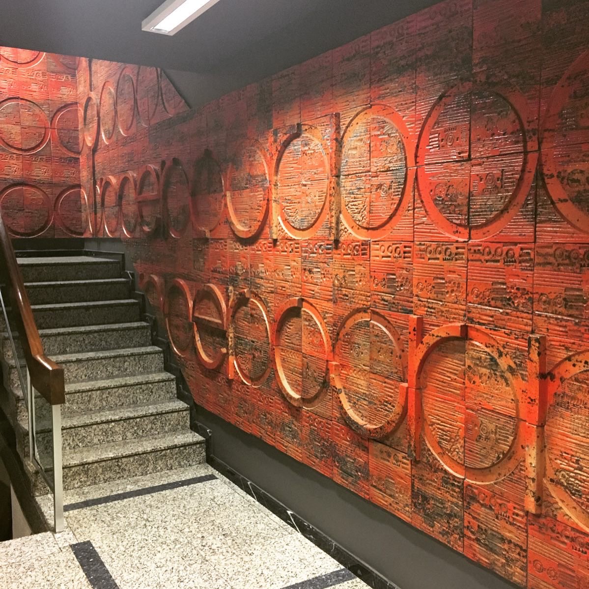 oscardalmau_'s tweet photo. 🤭 1967. Subirachs fa aquest mural ceràmic per al vestíbul de l’edifici mercuri (via augusta/marià cubí). Acaben de carregar-se’l per fer apartaments de luxe. Incomprensiblement no estava protegit. @bcn_ajuntament @patcdiba @patrimonigencat https://t.co/nVz49USUSg