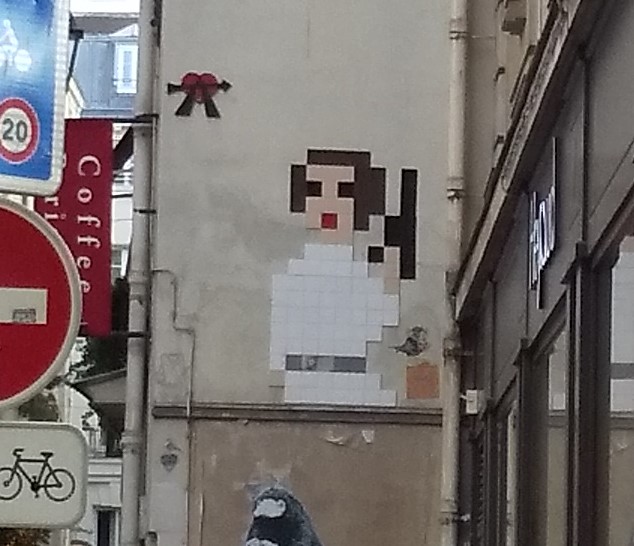 MerveilleFrance's tweet image. パリの一人歩きのおともに、 #flashinvaders ！
モザイクでできたインベーダーをフラッシュ（撮影）するだけのごく単純なアプリですが、地味に楽しいです。

#フランス旅行2020　#パリ
