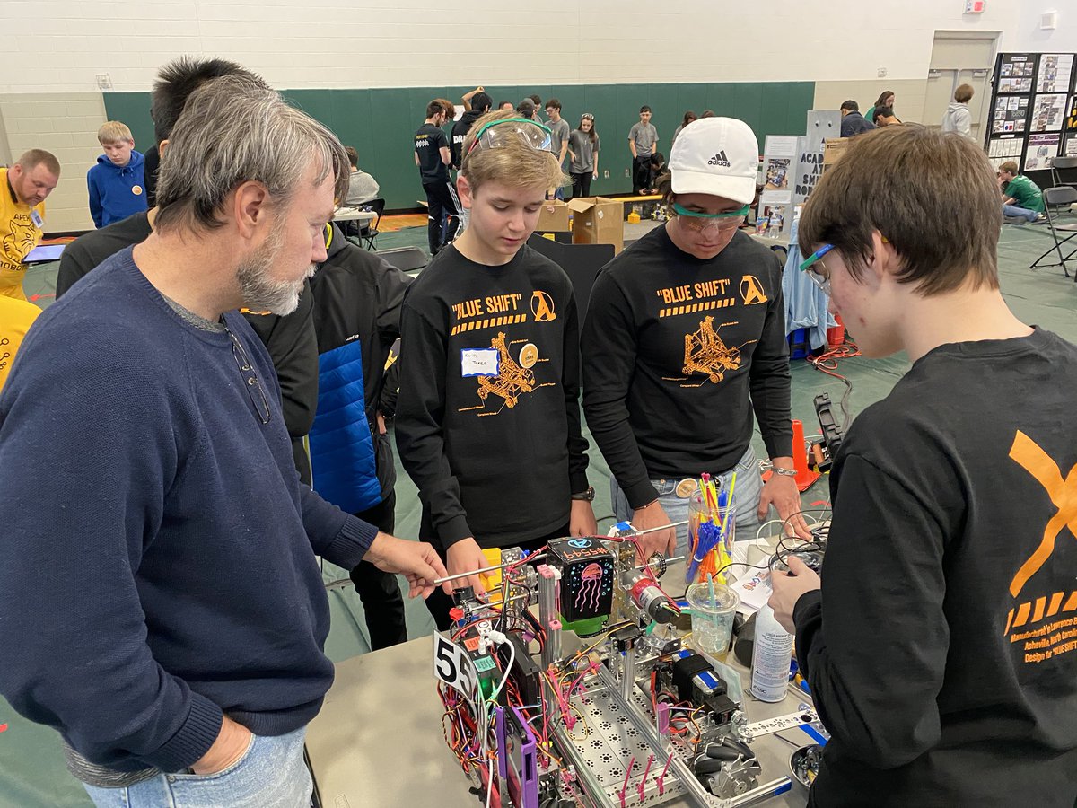 ASRobotix's tweet image. First round was a challenge but engineering help is here!  Current parent Mr. Jones is offering advice and assistance. #GoBlues #FTC #AshevilleSchool