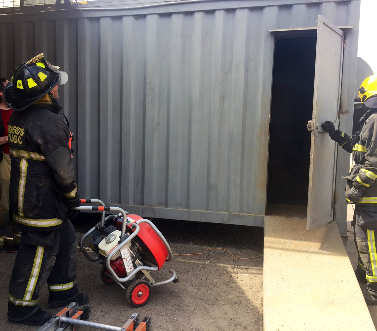 Escuela de Bomberos de Santiago tweet media