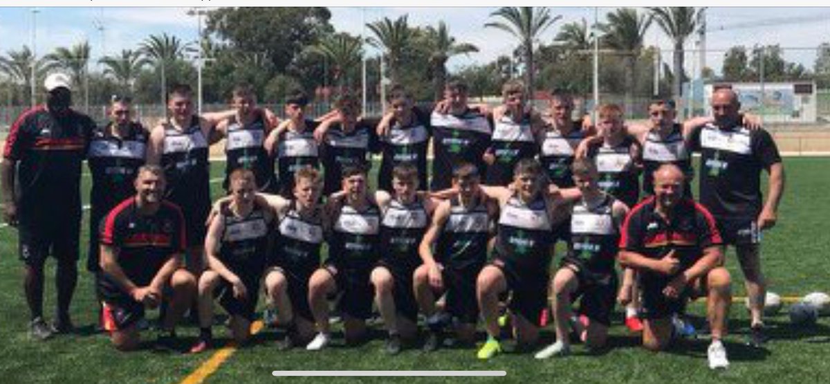 (1/2) 🔊🔊 I’m donating tonight’s gig fee to <a href="/Rob7Burrow/">Rob Burrow CBE</a> and his family 🔊🔊

He gave a speech at a sportsman’s dinner at <a href="/SaddRangers/">Saddleworth Rangers</a> when we were raising funds for a team trip to Spain.  Rob kindly made a donation to help us get there. We were even coached by <a href="/RLBarrieMc10/">Barrie McDermott 🏉</a> !!