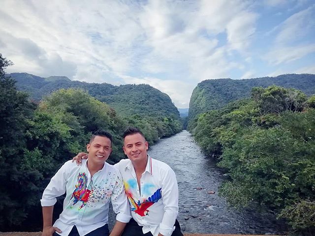 DREIKAR's tweet photo. Feliz día familia hermosa, queremos enviarles muchos saludos a todos nuestros seguidores, deseándoles bendiciones y prosperidades para este nuevo año. Los queremos mucho! #LosDreikar #MeHicisteCreer https://t.co/NATtOsOzfj