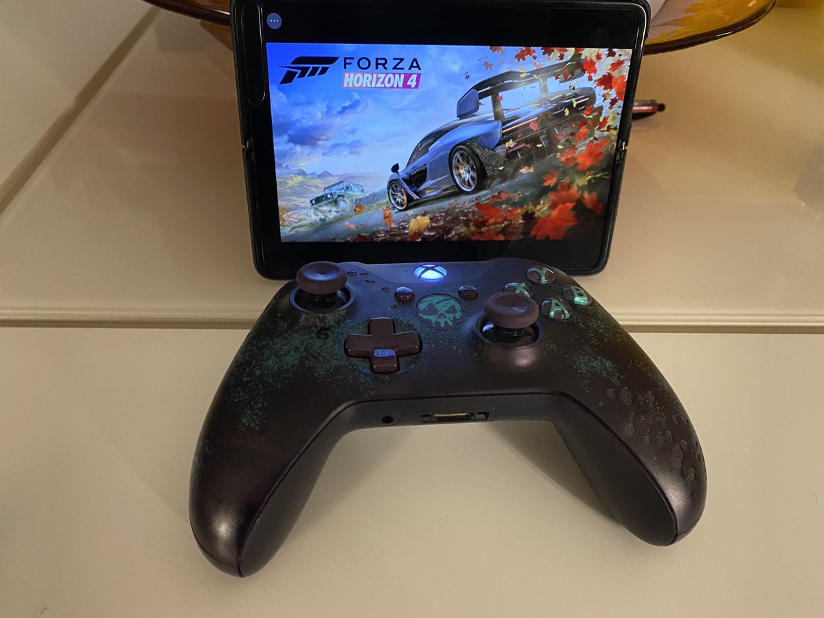 Melinda_DS's tweet image. Qui peut le plus peut le moins, je teste #ConsoleStreaming de #Xbox sur Forza Horizon 4 avec un Samsung Galaxy Fold👌🏼
Visuellement, c’est toujours aussi somptueux. Deux trucs oubliés depuis le temps: faut rouler à gauche et j’avais programmé la voix pour me dire «Eh, meuf !» 😂