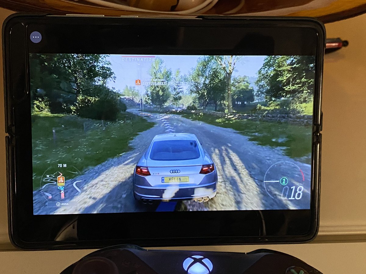 Melinda_DS's tweet image. Qui peut le plus peut le moins, je teste #ConsoleStreaming de #Xbox sur Forza Horizon 4 avec un Samsung Galaxy Fold👌🏼
Visuellement, c’est toujours aussi somptueux. Deux trucs oubliés depuis le temps: faut rouler à gauche et j’avais programmé la voix pour me dire «Eh, meuf !» 😂