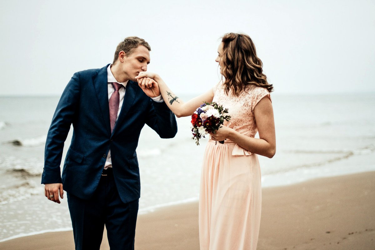 bunchesdirect's tweet photo. Don't mind if "I do" 💍⁠
⁠
If you're newly engaged, we have tons of tips, tricks and flowers of course, for all your wedding needs! 

#ido #engaged #weddingplanning #unitedstates #canada #bunchesdirect https://t.co/IqqEKQKF6C