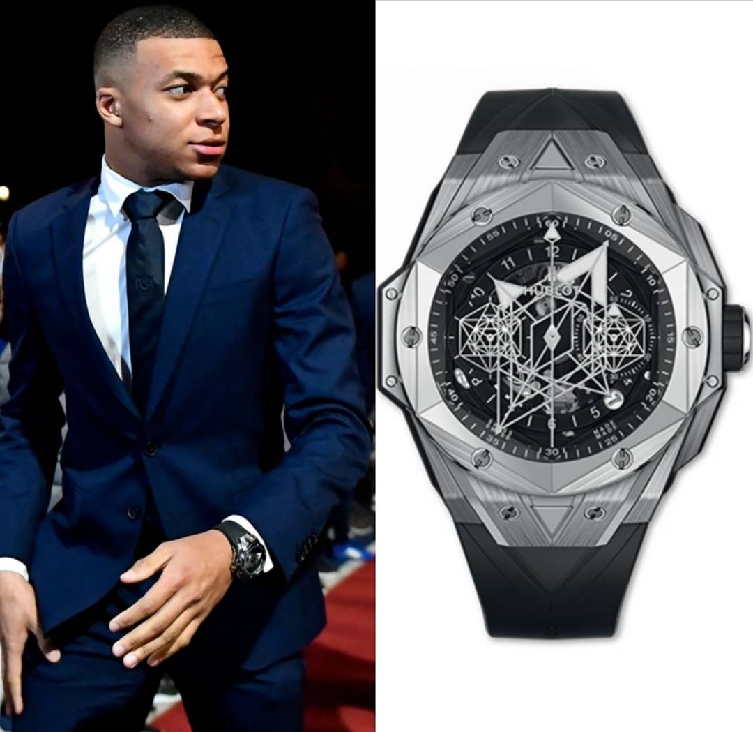 EpicureansWatch's tweet photo. French International and @psg player Kylian Mbappé @k.mbappe, considered one of the best players in the world, spotted with a Titanium @hublot Big Bang Sang Bleu II, limited to 200 pieces world wide 🌎✨
〰️
💵💲24,000.00
📸 #superwatchman

Cheers Epicureans! 🥂

Thanks @s https://t.co/pLVs95Qu0T