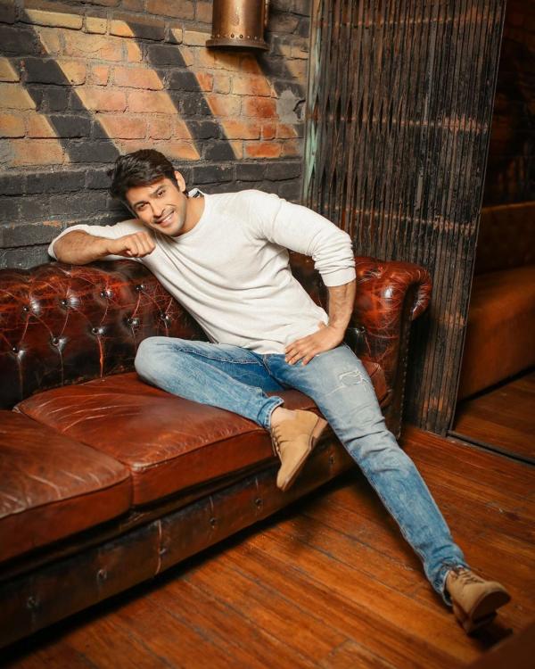 Hrittikraj3's tweet photo. One man army...we all love💞 u sid.. U r our hero😎 #ChartbusterSid https://t.co/832K3csNpy