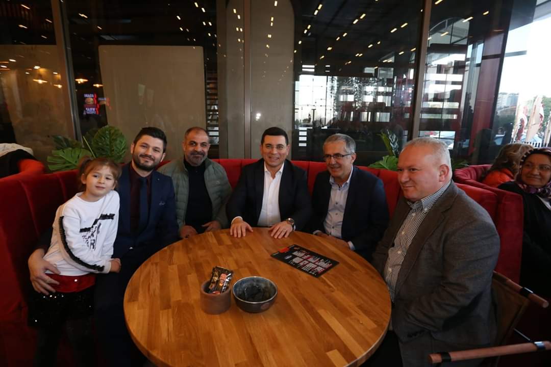 HidayetGLTEKN's tweet photo. Özpınarların son projesi #CASABA da
Mr. Asado Burger'in açılışı Kepez Belediye Başkanı Hakan Tütüncü ve Gürkan Şef'in katılımlarıyla açıldı.
Hayırlı ve uğurlu olsun.
#casaba #özpinarlar #likyaajans #antalyaotobusreklamları #ajanslikya https://t.co/mXpqNPcEVo