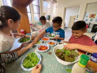 Now if this isn’t farm-to-fork, what is?  #BonAppetite #GardenSalad #GrowingLunch #RaleysRealPurpose 🥬🥗

with <a href="/raleys/">Raley's</a> and <a href="/latourangellefr/">La Tourangelle</a>