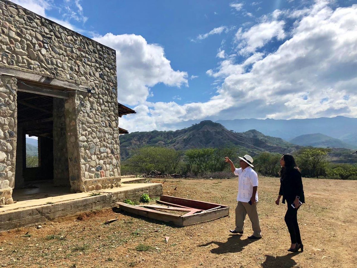 Llevamos las #BrigadasTodaUnaVida  a Yamana 

Compartimos un bello momento junto a nuestros amigos. Gente llena de amor, sueños y perseverancia. Tierra del Yamanasaurus, el primer dinosaurio encontrado en Ecuador. ¡Gracias por recibirnos!