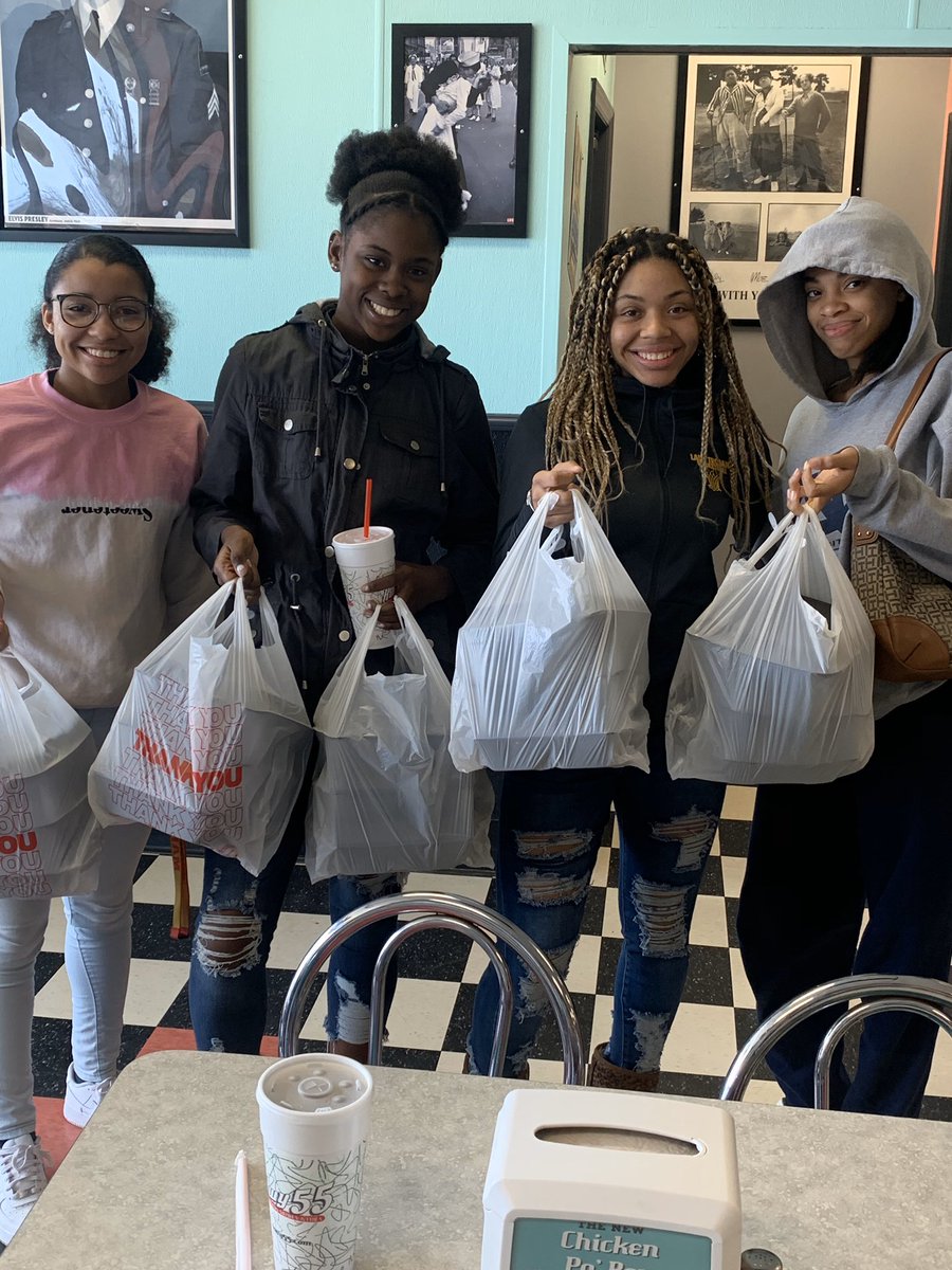 coachkpless's tweet photo. Thank you to all of those that supported the PFHS Women’s Basketball fundraiser today! Also to those that purchased tickets and could not attend the girls went out and donated the leftover meals to the homeless today. #biggerthanbasketball #morethanagame https://t.co/iR3CcmWM67