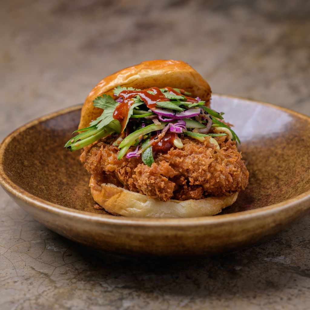 Te presentamos la nueva joya: Sándwich de pollo frito coreano en pan brioche, con mayonesa japonesa y salsa de miel y gochujang. 🙌🏻

Reservaciones al 23015987. 

#quierochancho #chanchopalabanda #chanchogdl #especialesdelmes