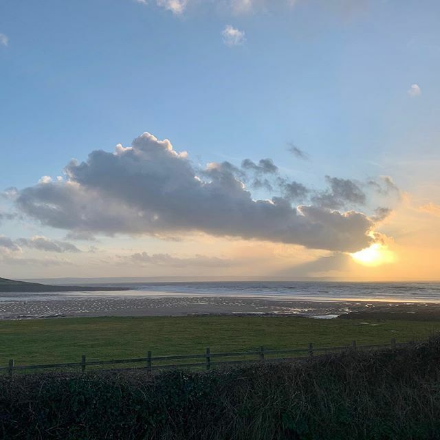 This is the view from our secret little picnic bench nestled away on our grassy bank. 
Welcome for all of our campers to use. Why not try a delicious award winning meal from @biffenskitchen  while you gaze at the ever so beautiful Croyde Beach. #croyde #benchwithaview