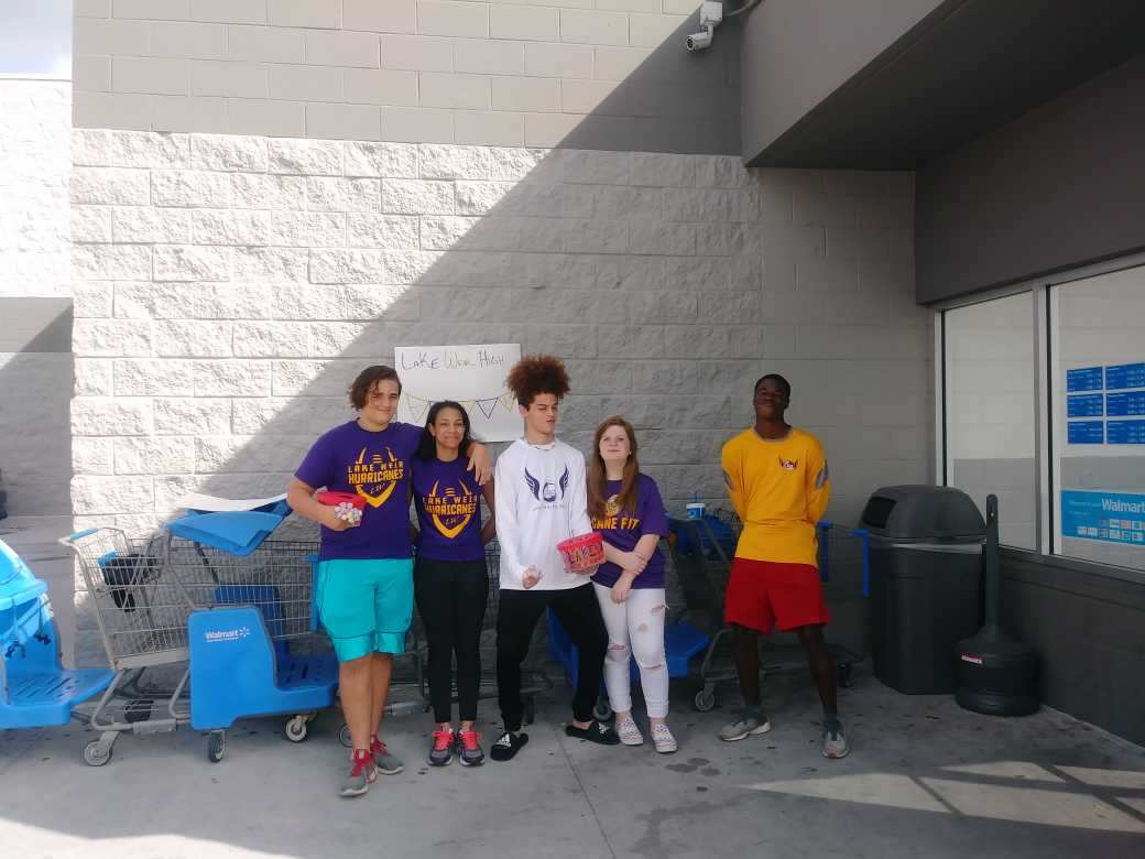 ldubbtrack's tweet photo. Out here fundraising for Track n Field, these kids are hard at work trying to raise money for the sport they love! @LWHS_Canes @LWCANES_AD https://t.co/HZv5aNBt8S