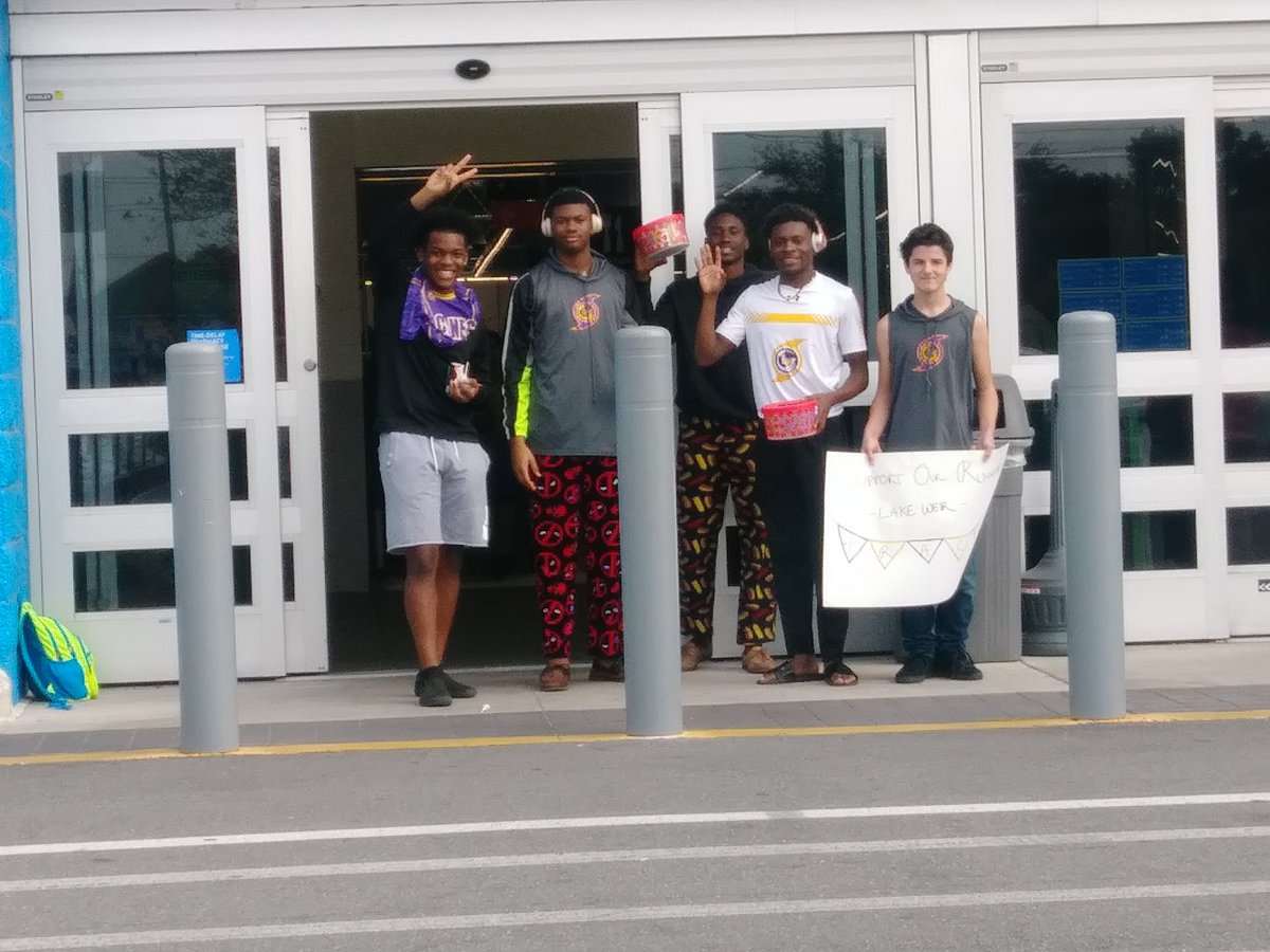 ldubbtrack's tweet photo. Out here fundraising for Track n Field, these kids are hard at work trying to raise money for the sport they love! @LWHS_Canes @LWCANES_AD https://t.co/HZv5aNBt8S