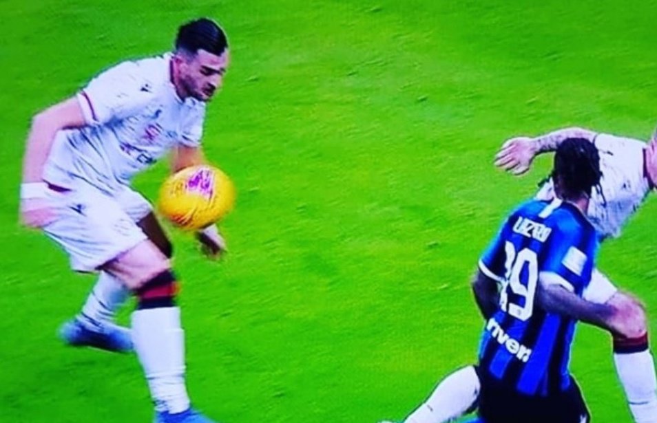 Matteointer_'s tweet photo. @biscone69 @FIGC @AIA_it @SerieA @boysan69qo @Cristia14967806 @Headshot206 @Matteo34257083 @AvvPrisco @_D_V_A_S_ @carminedeblasi @AndTomm @_Toy_Boy @MicheleTosatto @JanoSavina @alesala75 @AlfonsoTax2 @joker_vinc8 @paco7363 Trova la differenza Inter Cagliari
Lazio samp... 🤔🤔 https://t.co/4rg0uWCVfj