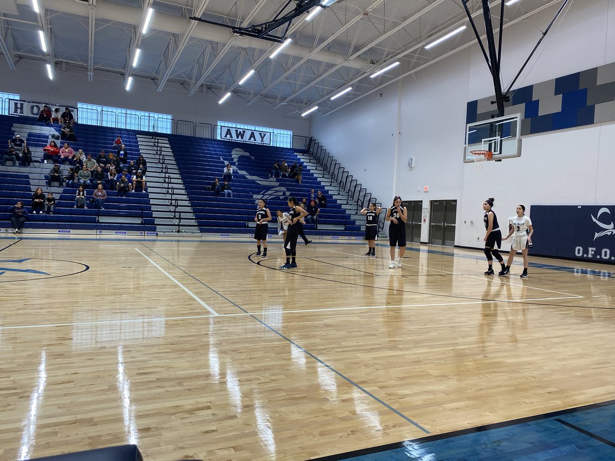 catherinedoc12's tweet photo. Saturday morning basketball games in our new facilities! Thank you YISD community. #Bond2015 #moreToCome #OFOD #Dragons @dem915boys @AmyAlarcon23 #GreatScoreKeeper @YsletaISD https://t.co/TE7ChgQ61M