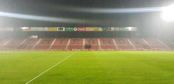 Llueve en Anduva este sábado antes de empezar el partido.