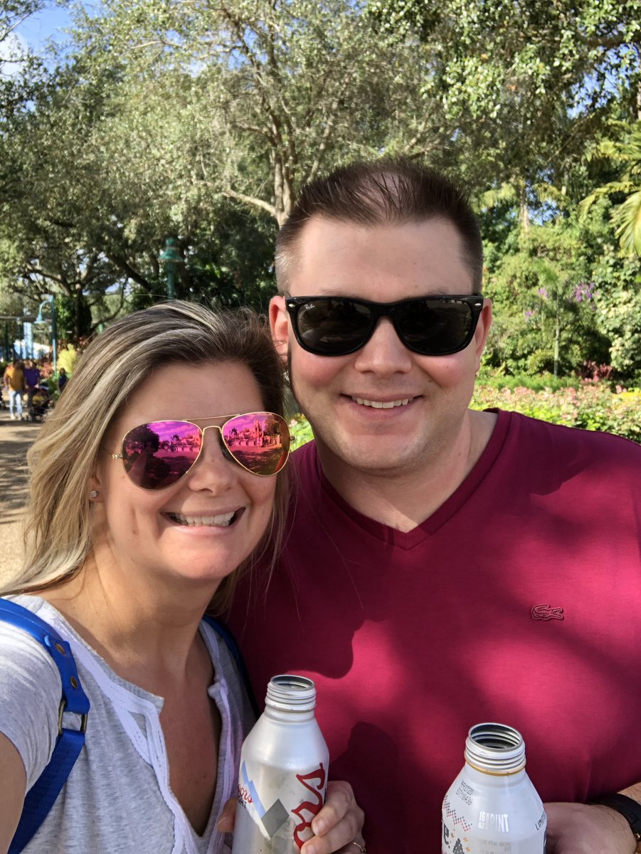 DisneyfiedAsh's tweet photo. Celebrating John’s bday with a day date at SeaWorld.
Sea Mule at Sharks Bar. Lunch was yummy too. https://t.co/jmIitQTbET