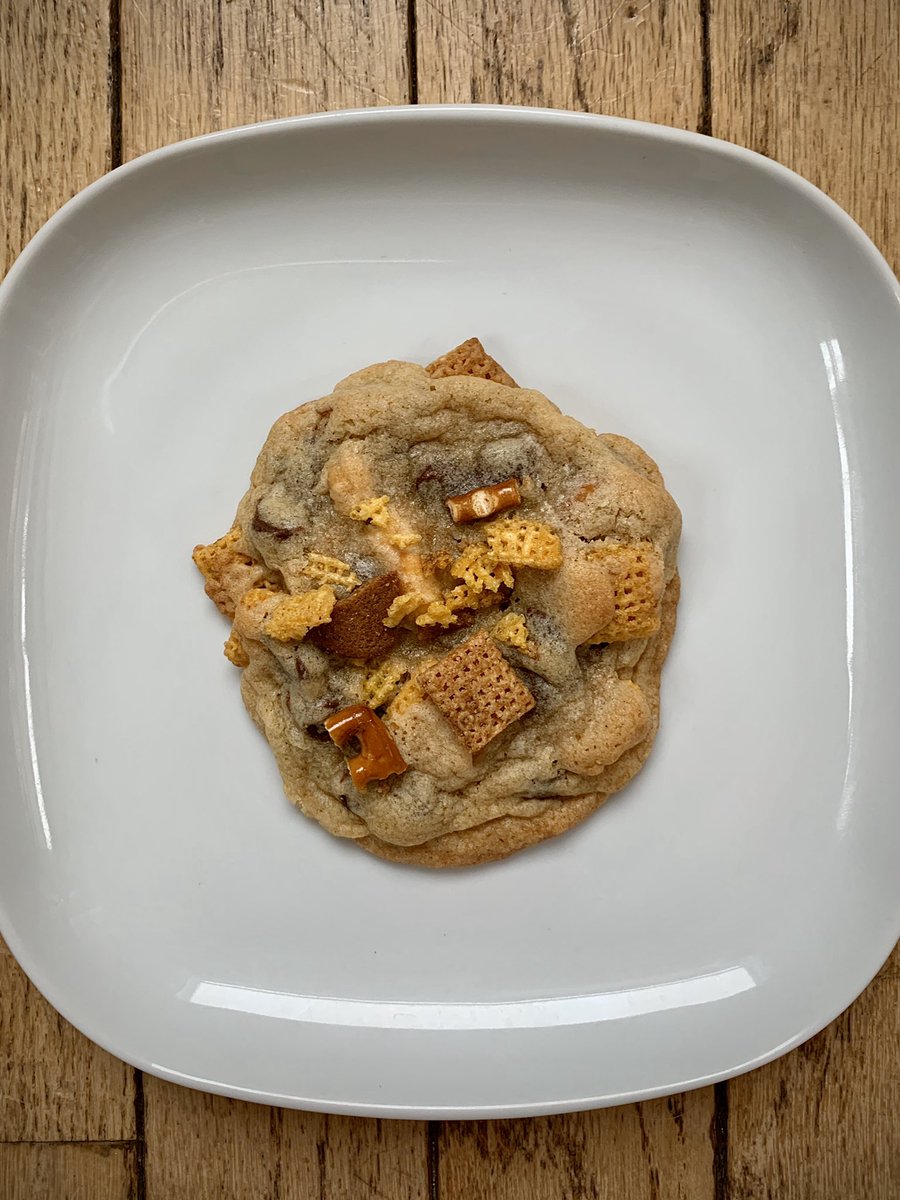 kaseysnyder's tweet photo. When the Queen @chrissyteigen tells you to put Chex Mix in your cookies... you do just that and never look back. 🤤😍 https://t.co/85KfRXMeIK