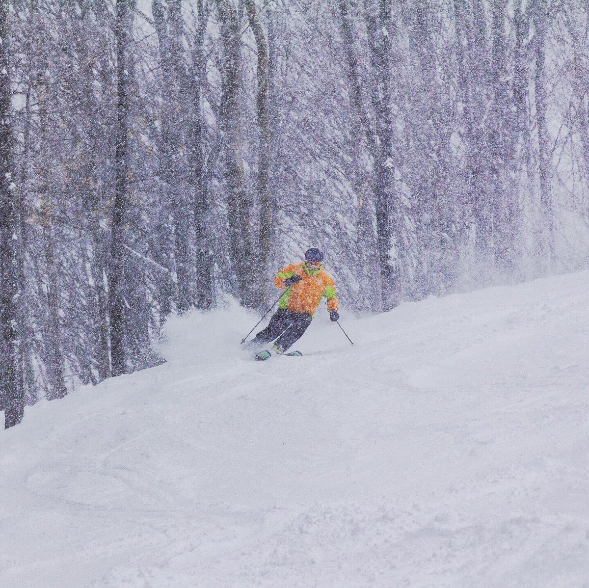 CrystalMountain's tweet image. We’ve had some fast falling snow today. Over 5” has fallen so far and there’s still more to come! ❄️ #powderalert #snow #lakeeffect #crystalmountainmi