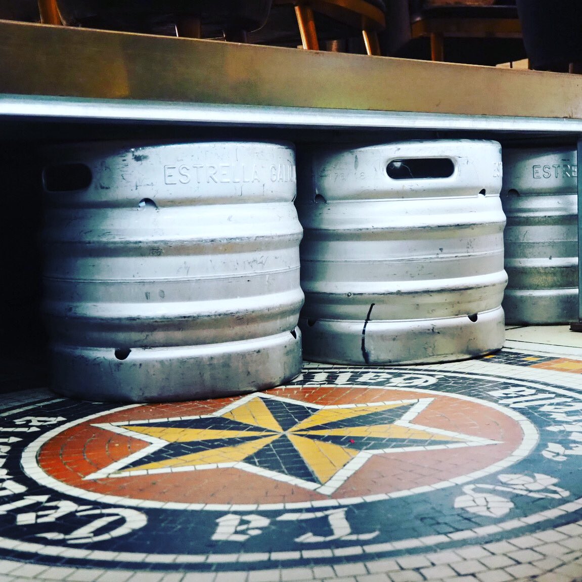LaTitaVigo's tweet photo. En @LaTitaVigo tenemos mucha suerte; tenemos la buena Estrella. ¡Ven a compartirla con los tuyos!
#Vigo #EstrellaGalicia #vino #RibeiraSacra #Godello #maeloc #LaTitaRivera #vigomola #vigocity #cerveza #cerveceros #sidra #bares #baresdevigo #galiciacalidade #galiciamola #galicia https://t.co/V7V0iGssOw