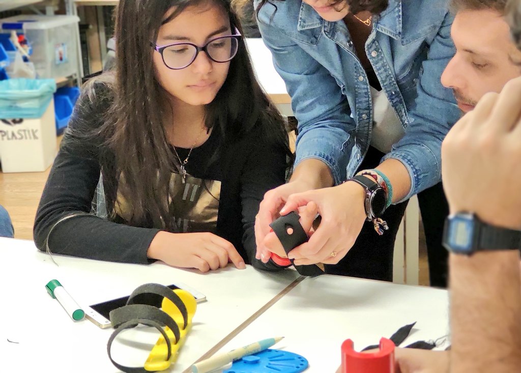 autofabricantes's tweet photo. Seguimos co-diseñando cada reto 🤯🤔
Hoy hemos probado gadgets #SuperGiz para... 🎮🚣🃏🎸📖
- Remar
- Jugar a videojuegos
- Jugar a las cartas
- Tocar la guitarra
- Sujetar un libro
Ideas, pruebas, prototipos y primeros modelos en #Impresión3D https://t.co/iIGTOn7rBS