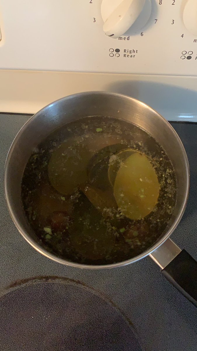 TheRubyMoon1's tweet image. The beginnings of some delightful avocado dye!