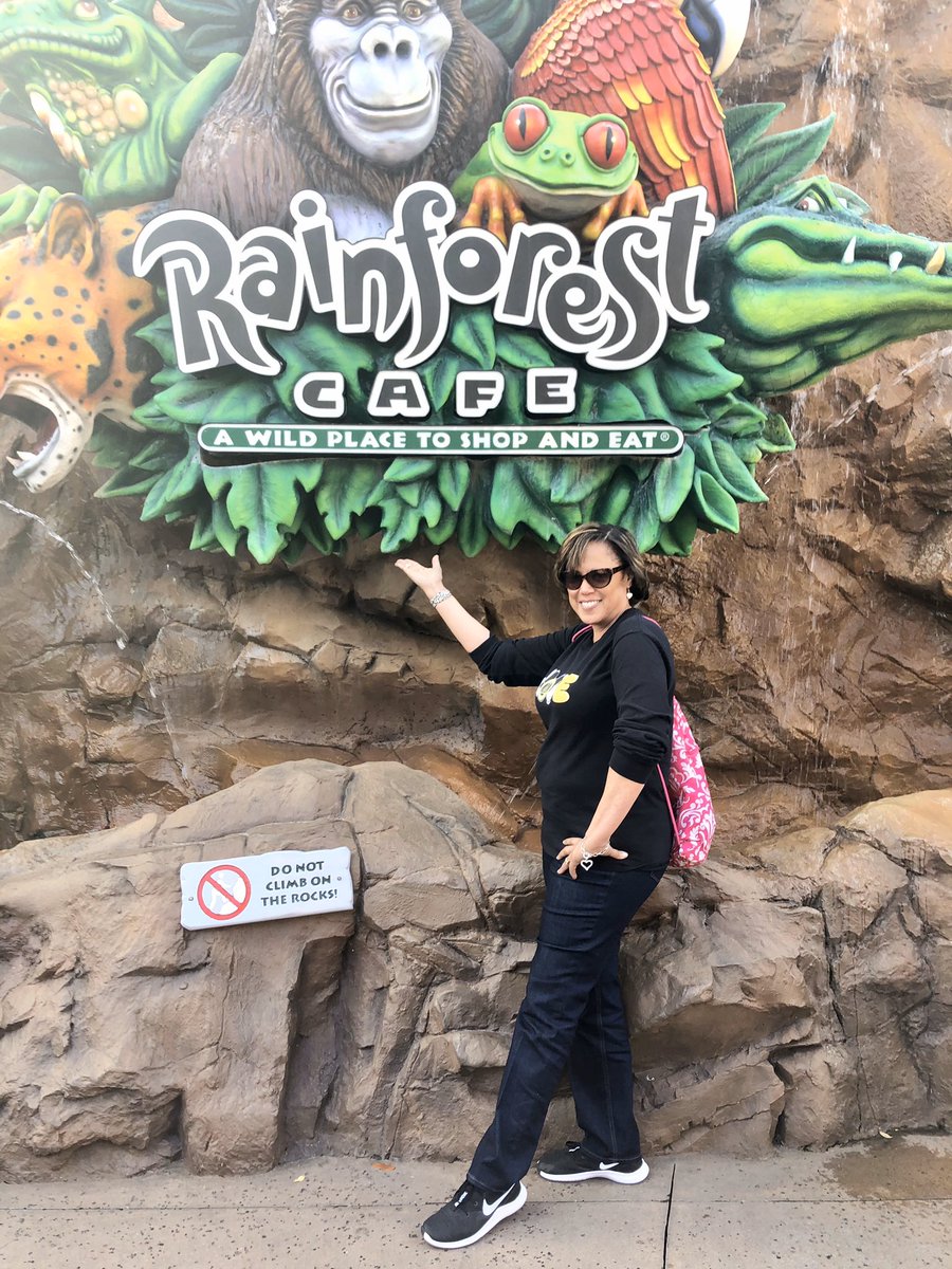 JohnnieDee_'s tweet photo. Enjoying Disney World! https://t.co/vMTBUbKnK5