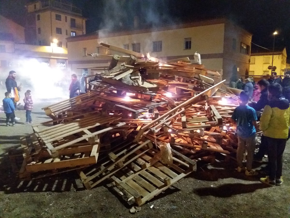 Ayto_Teruel's tweet photo. Los vecinos del Barrio de San León de #Teruel disfrutan de la hoguera de San Antón https://t.co/IgkXv6wKsK