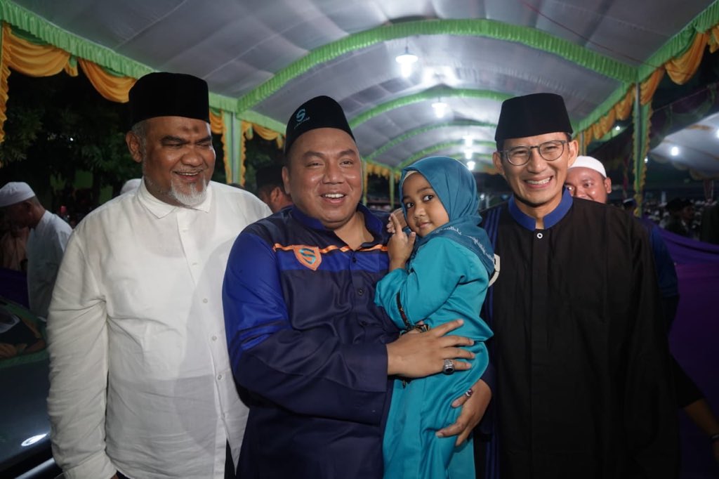 sandiuno's tweet photo. Senang bisa kembali di Ponpes Mambaul Ulum Bata-Bata, Pamekasan, Jawa Timur. Terima kasih telah mengundang kembali dan disambut hangat oleh puluhan ribu santri yang hadir. Banyak cerita di setiap kunjungan saya ke tempat ini. https://t.co/cxLYexXgLk
