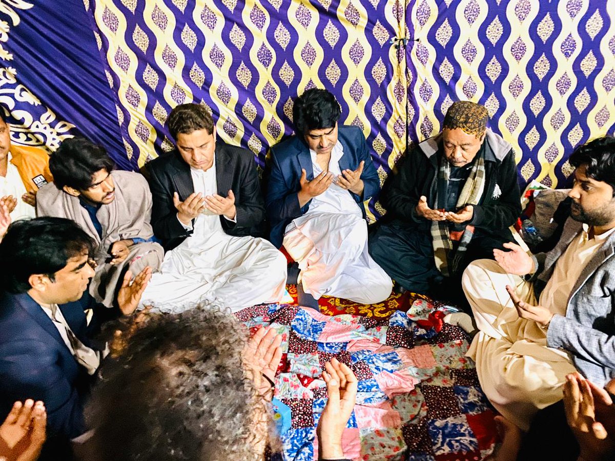 KhowajaShamsher's tweet photo. @Nazeer_Keerio Offered Condolence With Fida Hussain Dhakan sb on Sad Demise Of His brother Shahid Hussain Dhakan At Badh City Ladkana
@BBhuttoZardari @AseefaBZ https://t.co/3M8i7c7Lc4