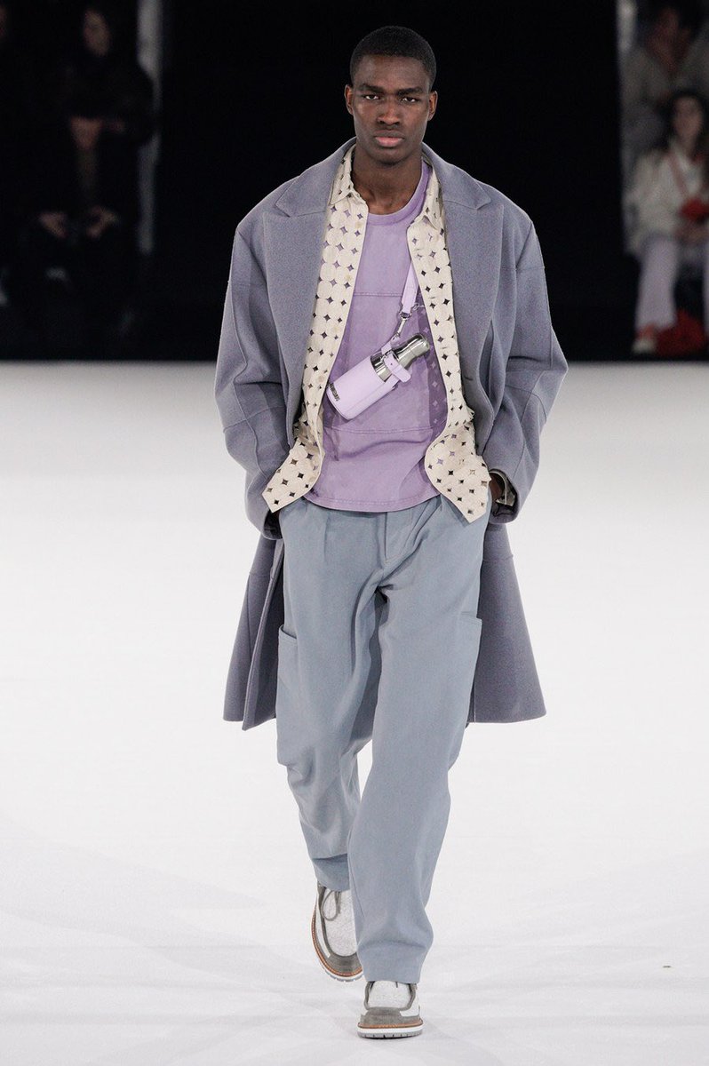 alyssavingan's tweet photo. Good news for the extremely thirsty: Next season you can tote your designer water bottle around in a Jacquemus harness. https://t.co/5UIKvbzxBg