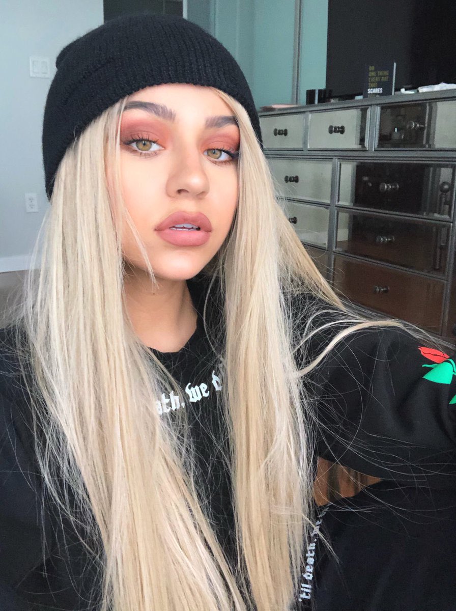 AndreaRussett's tweet photo. blonde v. dark https://t.co/WlZHvPpgST