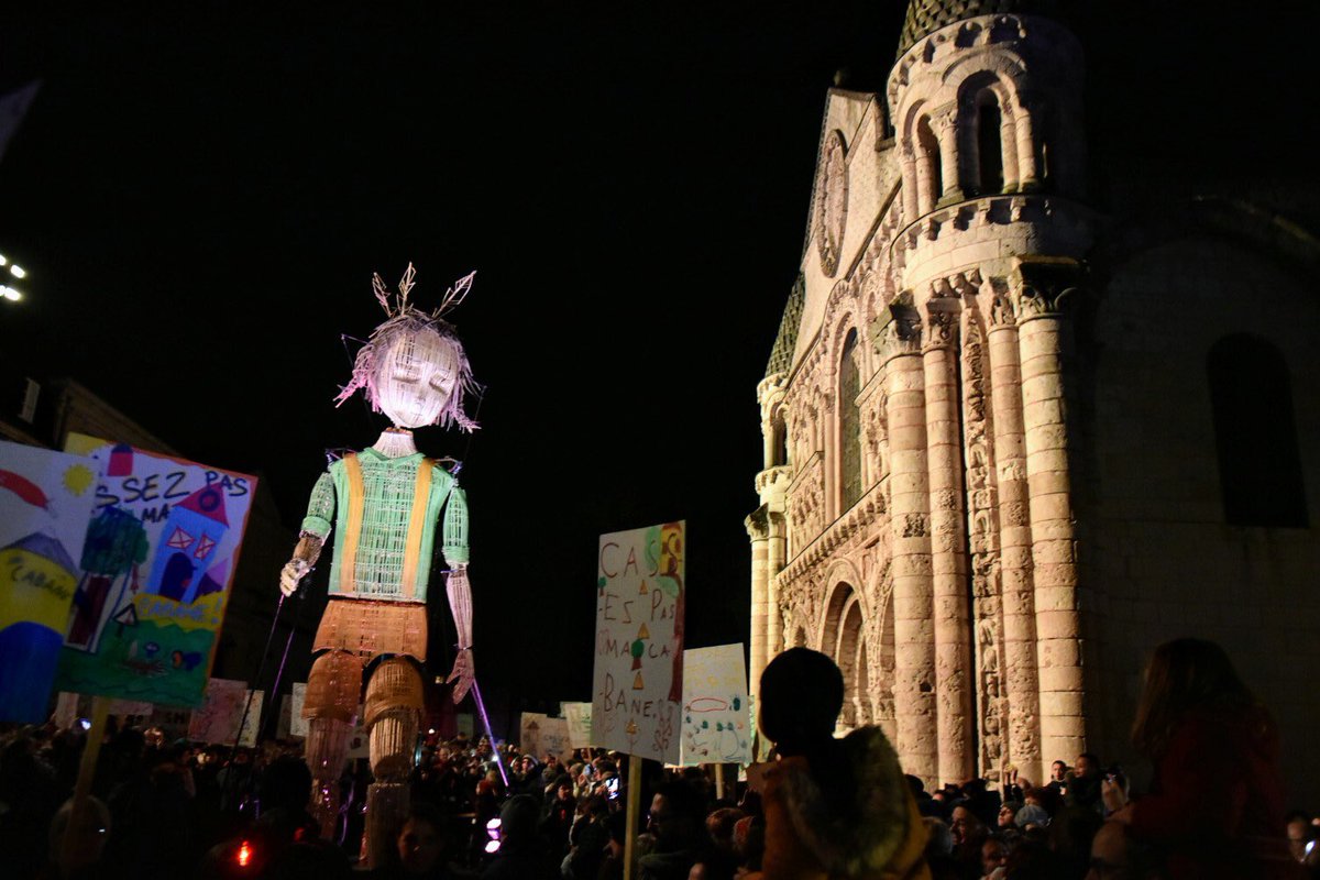 Rendez-vous place Leclerc pour le spectacle de <a href="/lHomme_debout/">l'Homme debout</a> avec Mo et Lili