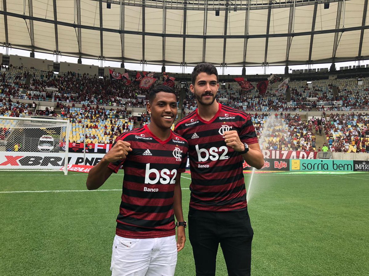 Nosso reforços Pedro Rocha e Gustavo Henrique pisaram no Maraca pela primeira vez com o Manto Sagrado e receberam o carinho da Nação! #MACxFLA #CRF
