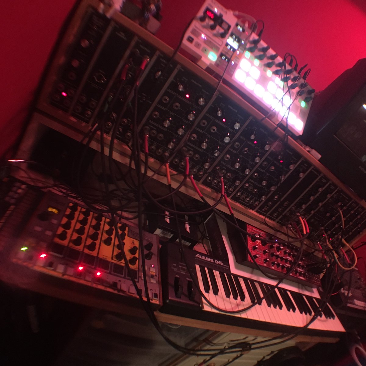 ScottAmpleford's tweet photo. A little bit of modular therapy, this evening.
#modularsynth #analog #MU #happypatching #retro https://t.co/4oi3SViWhe