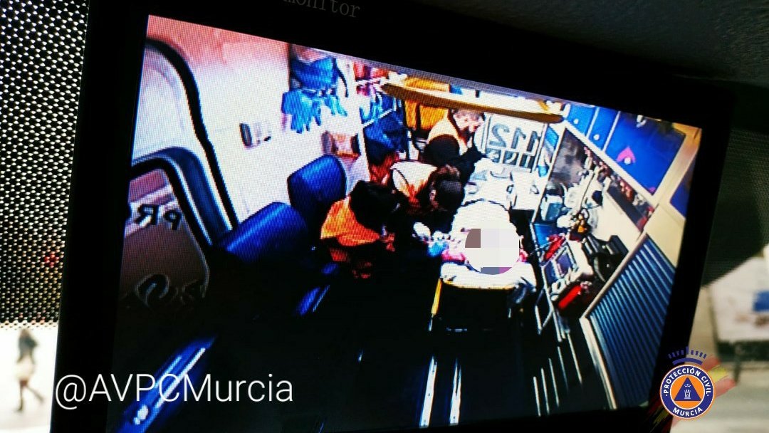 EmergenciasMur's tweet photo. Cuando una ambulancia está realizando el traslado de un paciente, cada frenazo o volantazo pone en peligro al personal que trabaja en su interior.

Ya sabes, si ves un vehículo de emergencia, facilita todo lo posible su paso. https://t.co/oLpkxFSIua
