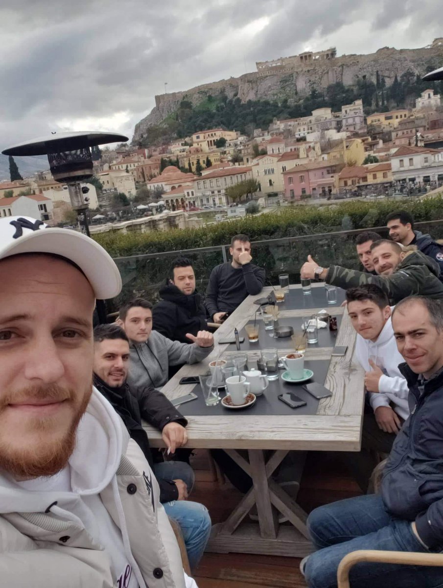 I just understood that  clash royale  is not just a game, it's the friendships you've made through it
🙏*Clan meeting*🙏