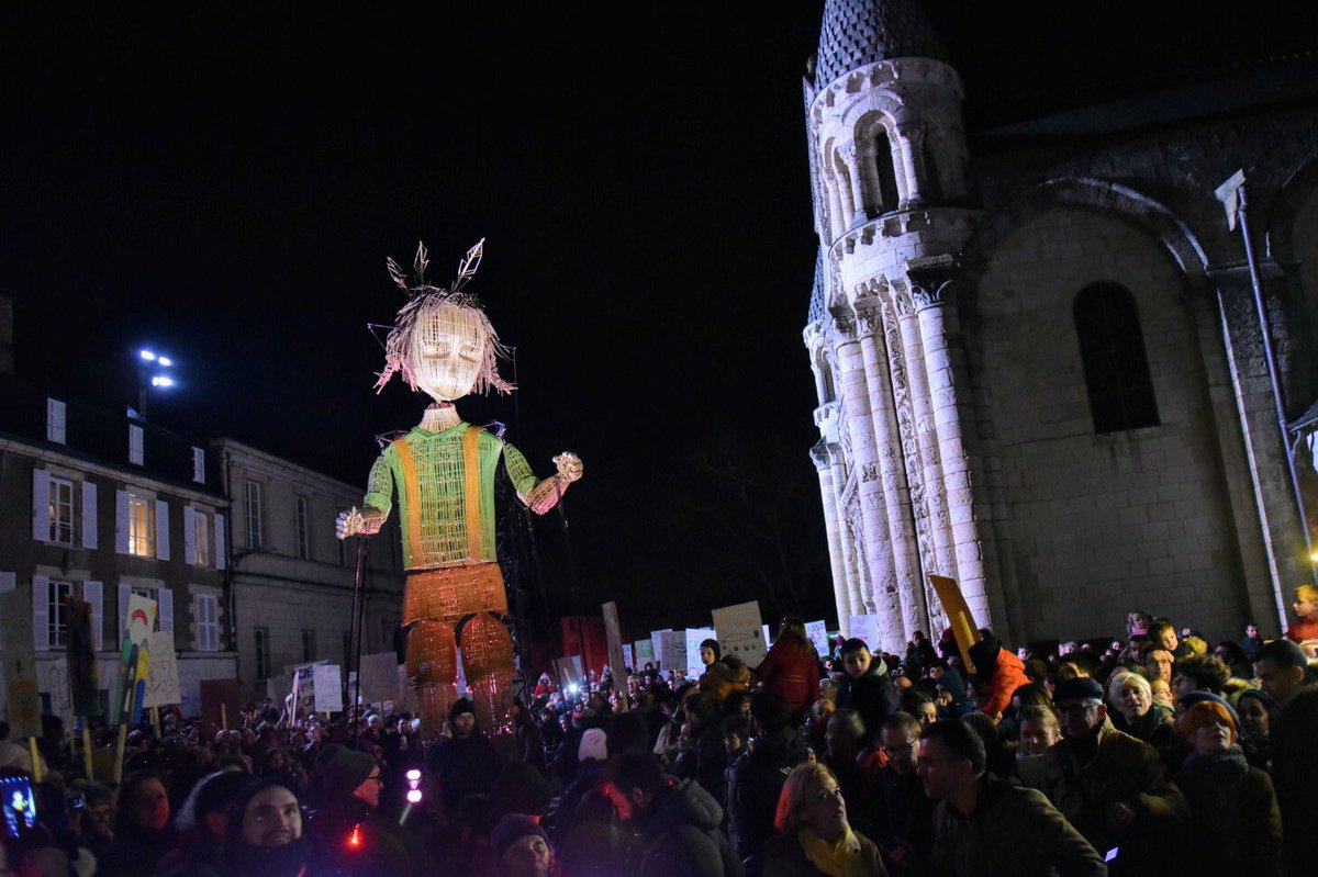 Spectacle de clôture avec les géants Mo et Lili de la Compagnie <a href="/lHomme_debout/">l'Homme debout</a> 
Lili, géante d’osier créée en 10 semaines par les habitants de @Grand_Poitiers