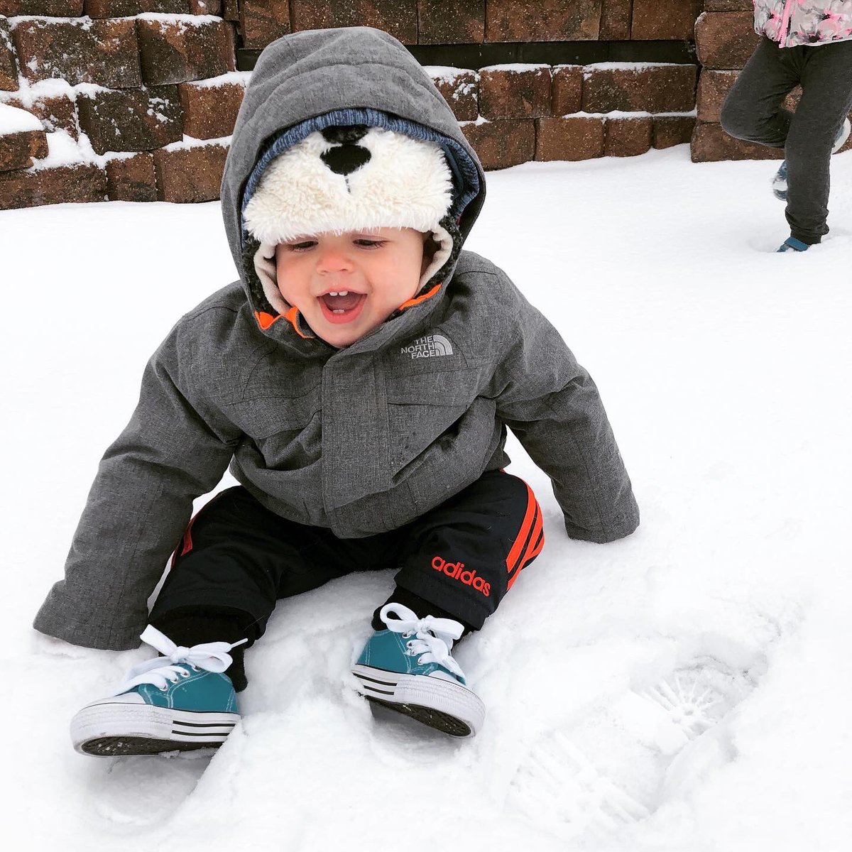 amandaruthe's tweet image. Finally had some fun in the snow! Took ages to get ready and lasted out there for about 5 mins! Lol. #funfive