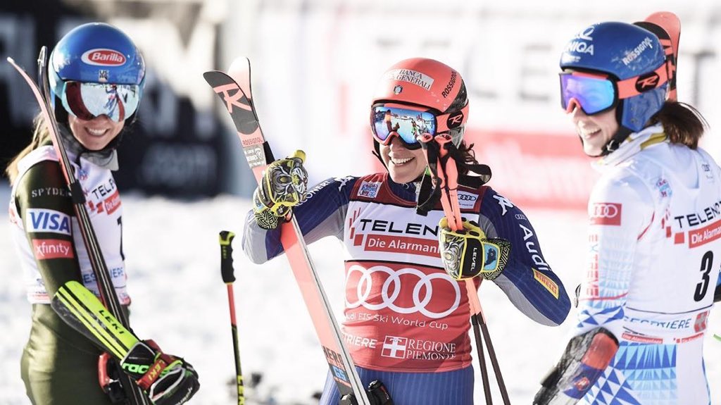 When you fit three girls into one hundredth of a second...alright alright alright😅😁😬. Congrats @federicabrignone and @petravlhova13 !! Parallel GS tomorrow... so that should be fun!🤗 #weareskiing