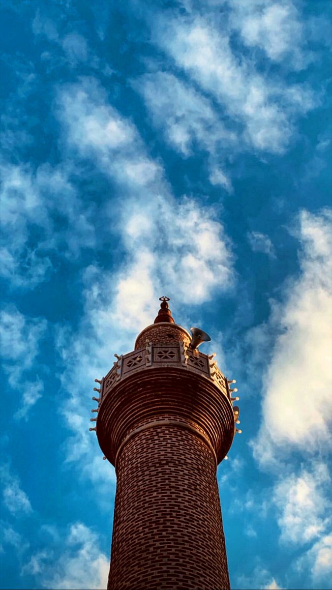 Kadim zamanlardan beri ruhumuza üflenen bir öğreti :
"kedini bil !" çünkü ,
insan kendini ve haddini bilmekle göklere yükselir...